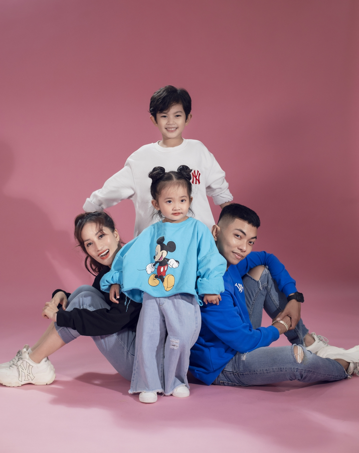 Ảnh: Gia đình Khánh Thi, Phan Hiển tinh nghịch trong bộ ảnh mùa hè - 6