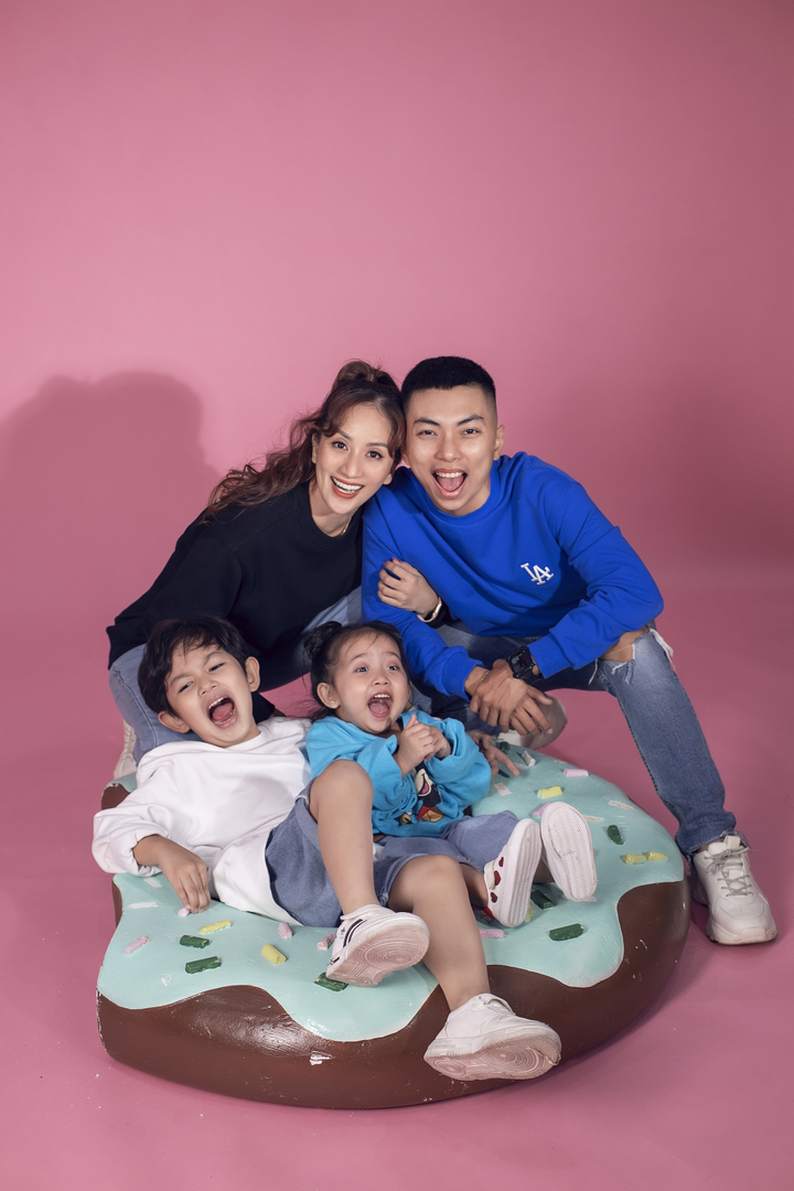 Ảnh: Gia đình Khánh Thi, Phan Hiển tinh nghịch trong bộ ảnh mùa hè - 1