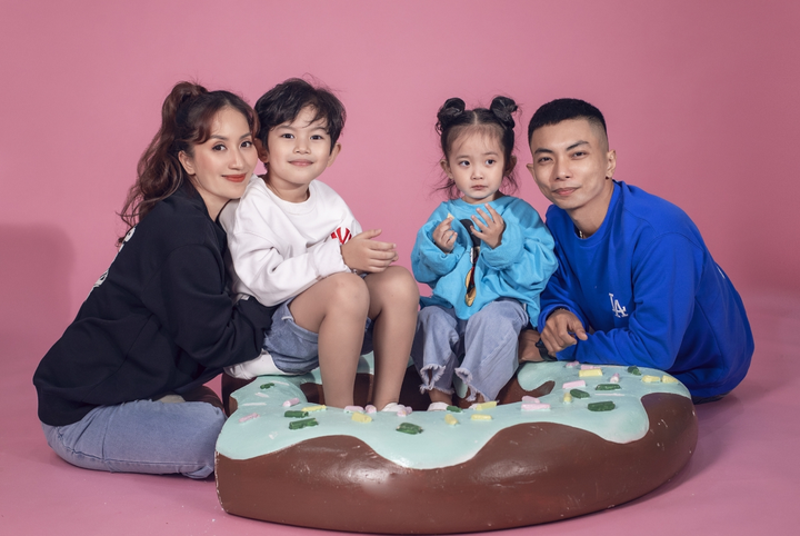 Ảnh: Gia đình Khánh Thi, Phan Hiển tinh nghịch trong bộ ảnh mùa hè - 2