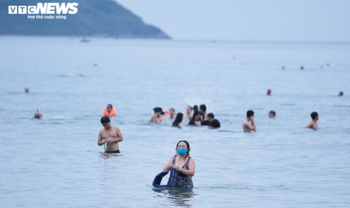 Hàng quán tấp nập, phố xá nhộn nhịp trong ngày đầu Đà Nẵng nới lỏng giãn cách - 8