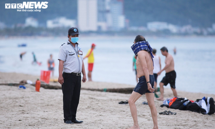 Hàng quán tấp nập, phố xá nhộn nhịp trong ngày đầu Đà Nẵng nới lỏng giãn cách - 7