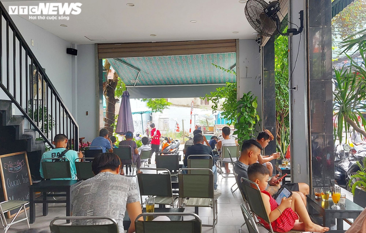 Hàng quán tấp nập, phố xá nhộn nhịp trong ngày đầu Đà Nẵng nới lỏng giãn cách - 2