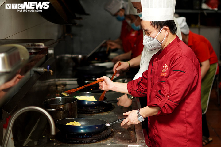 Giám khảo Masterchef Vietnam chế biến 600 suất ăn mỗi ngày gửi vào tâm dịch - 1