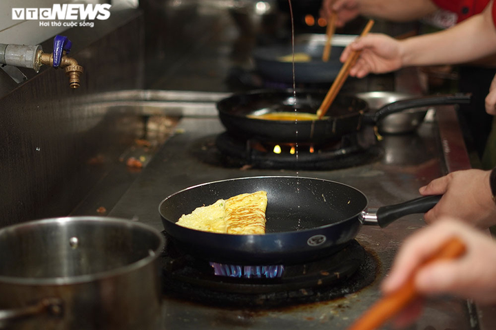 Giám khảo Masterchef Vietnam chế biến 600 suất ăn mỗi ngày gửi vào tâm dịch - 2