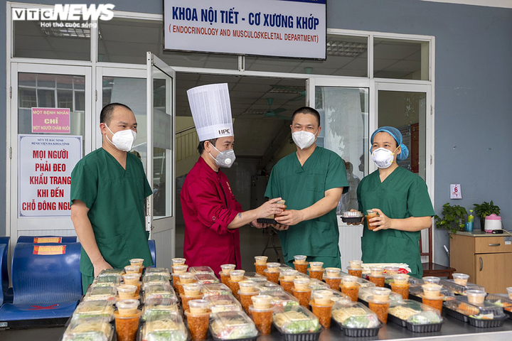 Giám khảo Masterchef Vietnam chế biến 600 suất ăn mỗi ngày gửi vào tâm dịch - 12