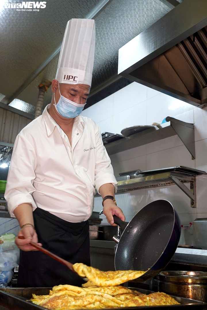 Giám khảo Masterchef Vietnam chế biến 600 suất ăn mỗi ngày gửi vào tâm dịch - 3