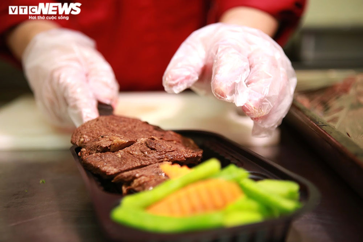 Giám khảo Masterchef Vietnam chế biến 600 suất ăn mỗi ngày gửi vào tâm dịch - 7