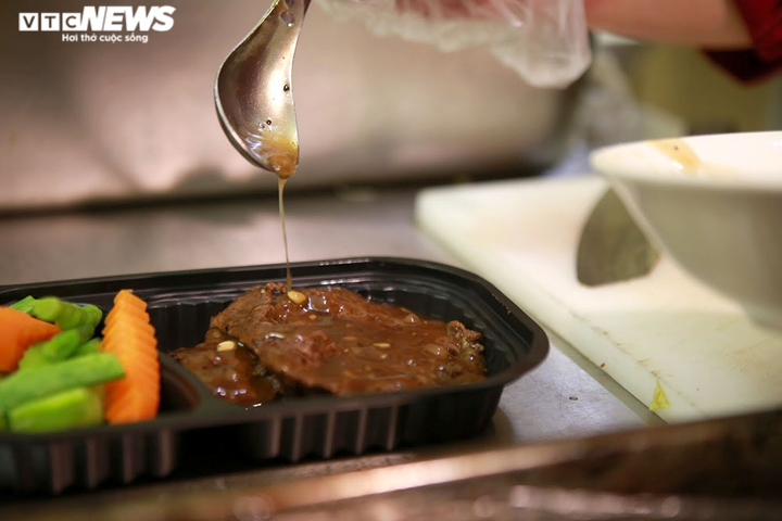 Giám khảo Masterchef Vietnam chế biến 600 suất ăn mỗi ngày gửi vào tâm dịch - 8