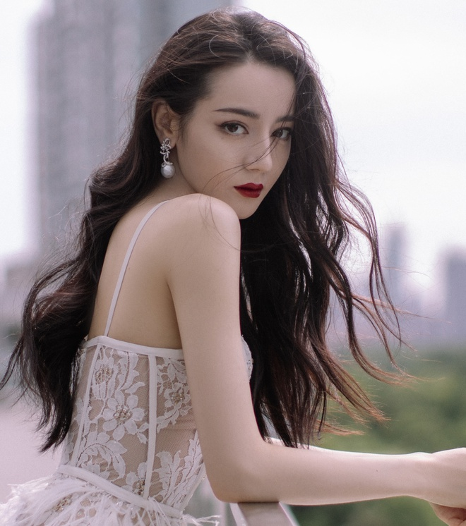 Cuộc đối đầu gay cấn của 2 mỹ nhân Địch Lệ Nhiệt Ba, Triệu Lộ Tư - 1