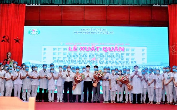 Ảnh: 52 cán bộ y tế Nghệ An tình nguyện xung phong đi chống dịch COVID-19 - 1