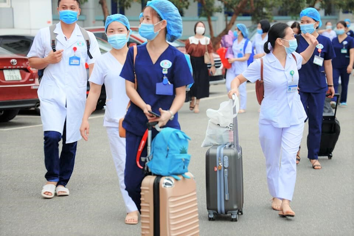Ảnh: 52 cán bộ y tế Nghệ An tình nguyện xung phong đi chống dịch COVID-19 - 5