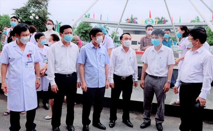 Ảnh: 52 cán bộ y tế Nghệ An tình nguyện xung phong đi chống dịch COVID-19 - 4