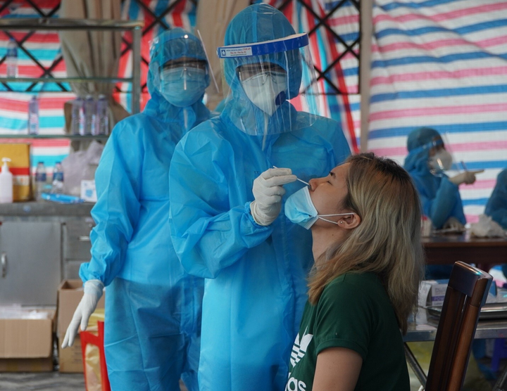 TP.HCM phong tỏa tháp V6 chung cư Sunrise City vì ca nghi mắc COVID-19 - 1