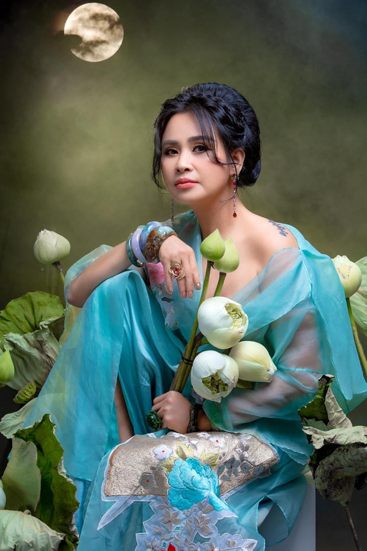 Ngắm người đàn bà đẹp Thanh Lam bên hoa sen - 9