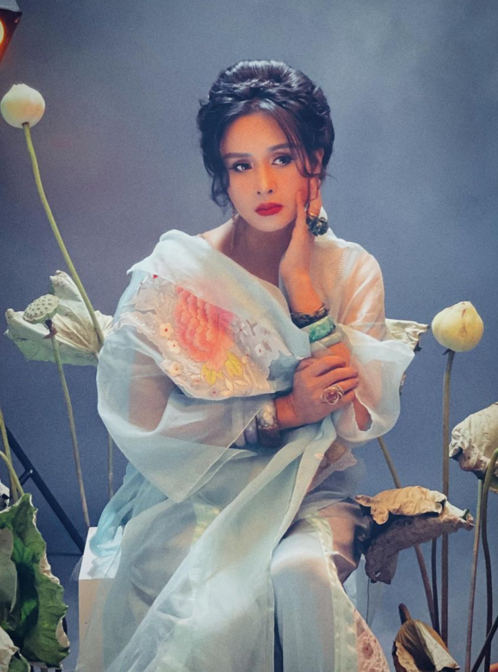 Ngắm người đàn bà đẹp Thanh Lam bên hoa sen - 5