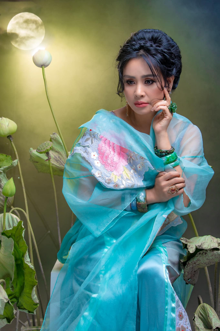 Ngắm người đàn bà đẹp Thanh Lam bên hoa sen - 7