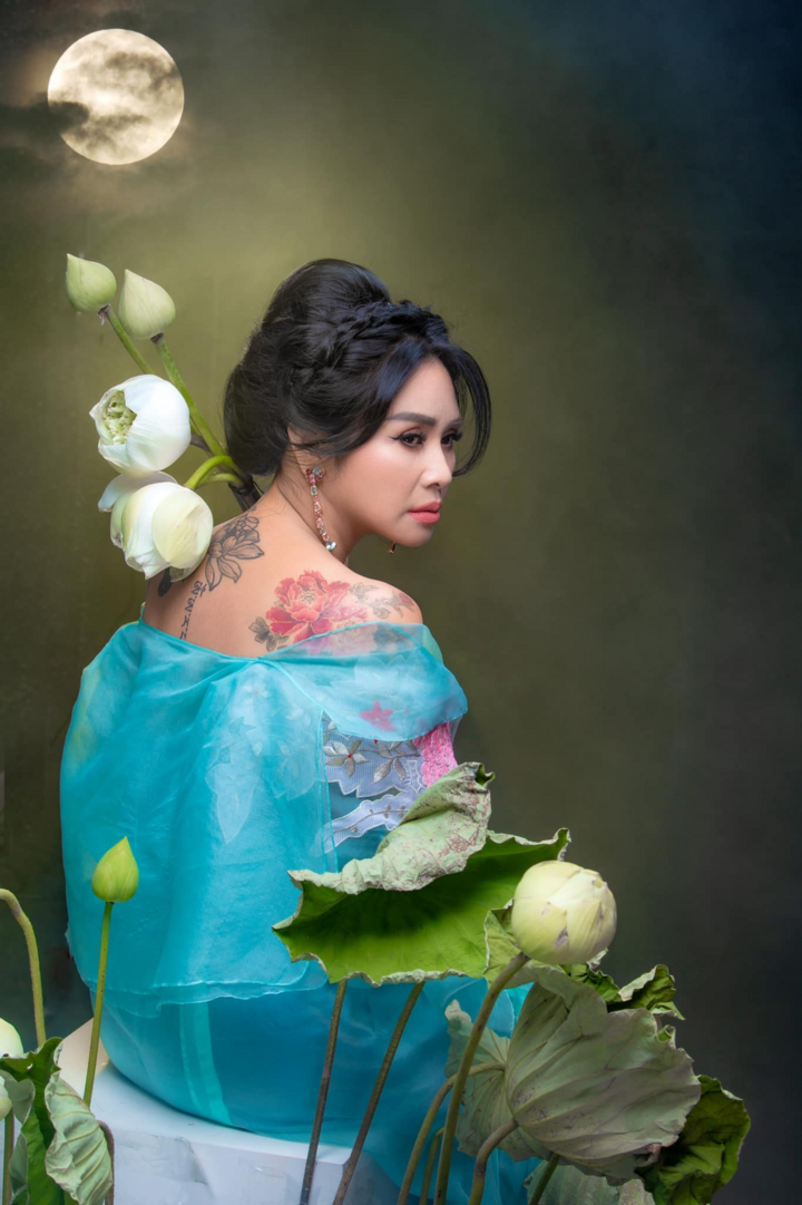 Ngắm người đàn bà đẹp Thanh Lam bên hoa sen - 10
