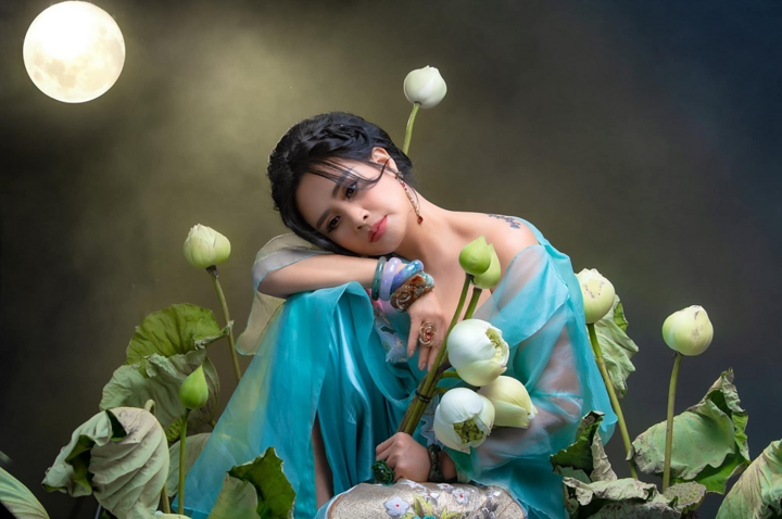 Ngắm người đàn bà đẹp Thanh Lam bên hoa sen - 8