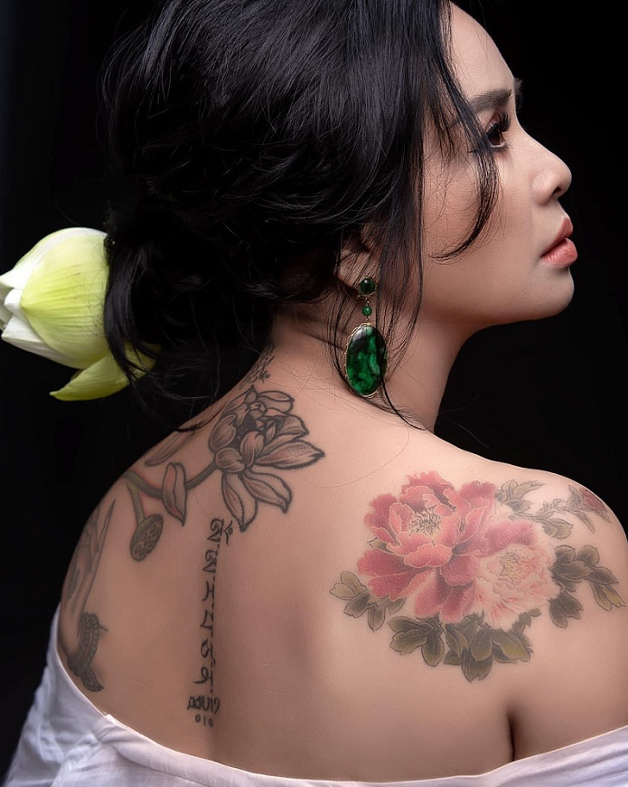 Ngắm người đàn bà đẹp Thanh Lam bên hoa sen - 4