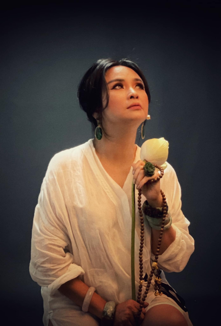 Ngắm người đàn bà đẹp Thanh Lam bên hoa sen - 3