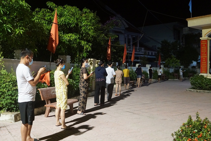 Ảnh: Xuyên đêm lấy mẫu xét nghiệm COVID-19 cho người dân ở TP.Hà Tĩnh - 8