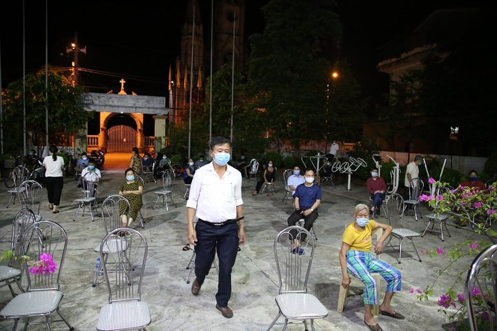 Ảnh: Xuyên đêm lấy mẫu xét nghiệm COVID-19 cho người dân ở TP.Hà Tĩnh - 4