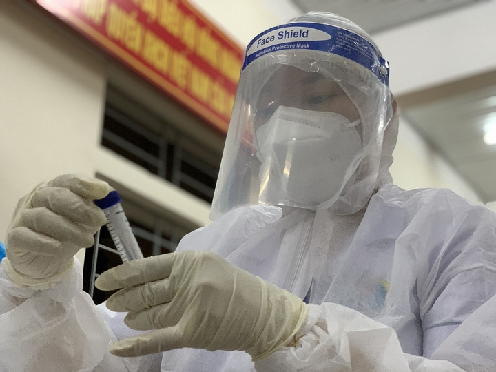 Ảnh: Xuyên đêm lấy mẫu xét nghiệm COVID-19 cho người dân ở TP.Hà Tĩnh - 6