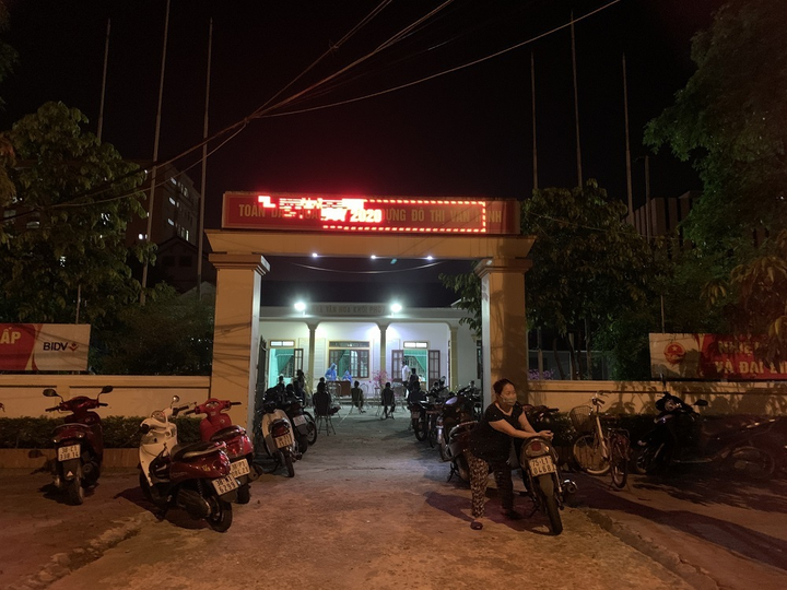 Ảnh: Xuyên đêm lấy mẫu xét nghiệm COVID-19 cho người dân ở TP.Hà Tĩnh - 7