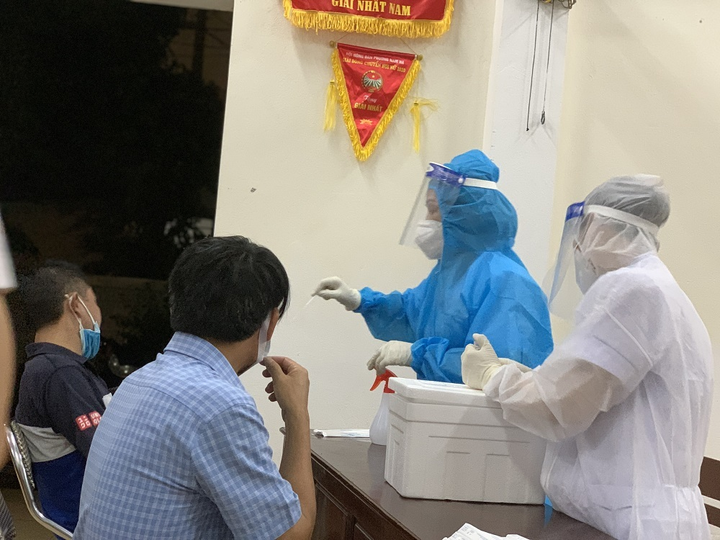 Ảnh: Xuyên đêm lấy mẫu xét nghiệm COVID-19 cho người dân ở TP.Hà Tĩnh - 5