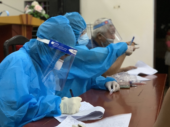 Ảnh: Xuyên đêm lấy mẫu xét nghiệm COVID-19 cho người dân ở TP.Hà Tĩnh - 3