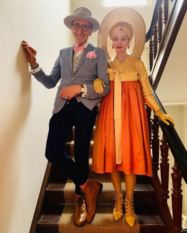 Ảnh: Cặp vợ chồng già diện ngất trời, 'tình bể tình' khiến cả phố phải ngắm - 10