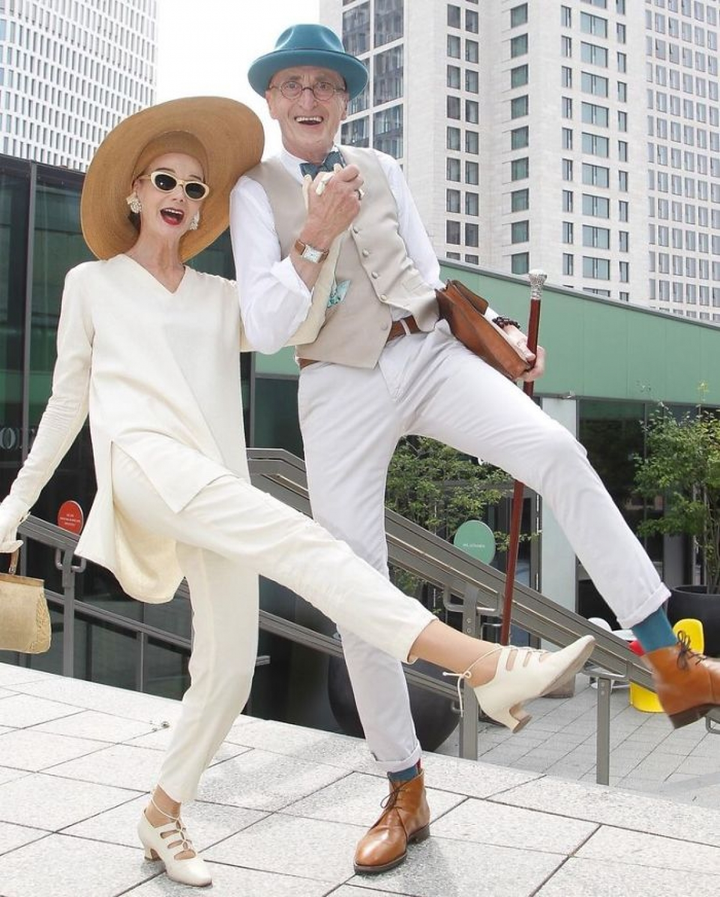 Ảnh: Cặp vợ chồng già diện ngất trời, 'tình bể tình' khiến cả phố phải ngắm - 2