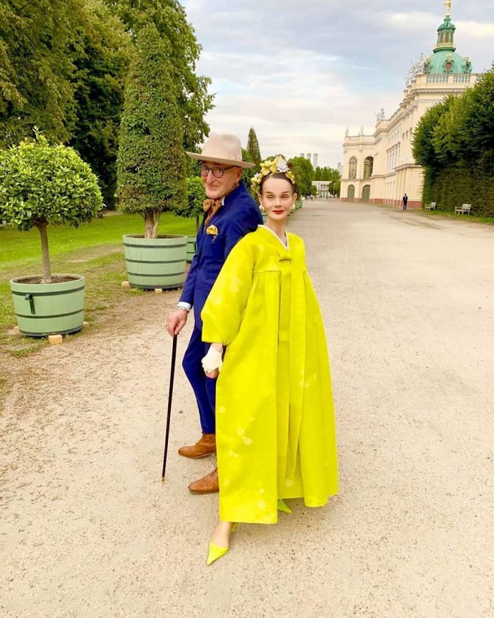 Ảnh: Cặp vợ chồng già diện ngất trời, 'tình bể tình' khiến cả phố phải ngắm - 4