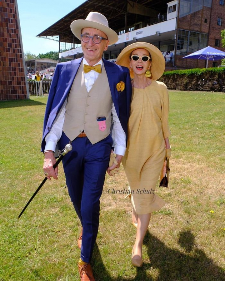 Ảnh: Cặp vợ chồng già diện ngất trời, 'tình bể tình' khiến cả phố phải ngắm - 7