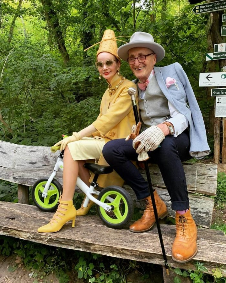 Ảnh: Cặp vợ chồng già diện ngất trời, 'tình bể tình' khiến cả phố phải ngắm - 8