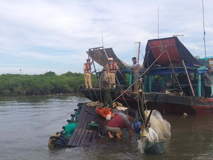 Ngư dân bám can nhựa trôi dạt trên biển được cảnh sát đường thủy cứu sống - 1