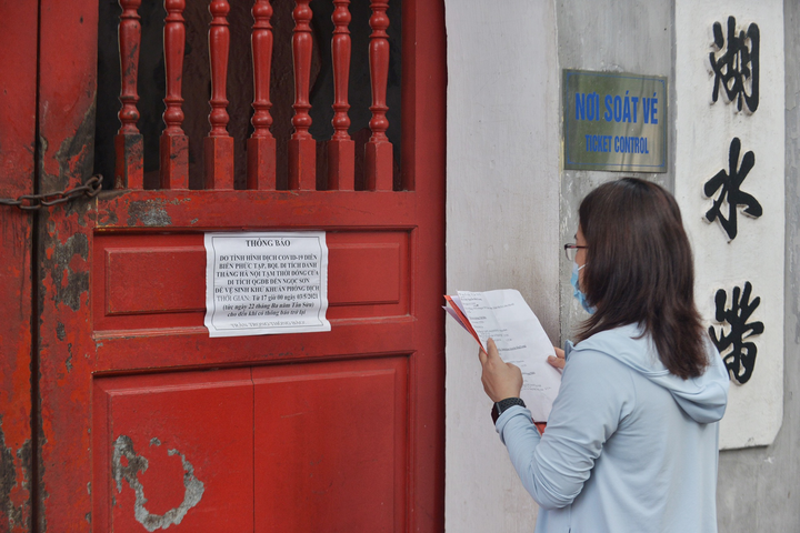 Ảnh: Thí sinh, phụ huynh vái vọng cầu may tại Văn Miếu trước ngày thi lớp 10 - 6