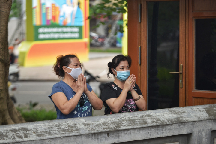 Ảnh: Thí sinh, phụ huynh vái vọng cầu may tại Văn Miếu trước ngày thi lớp 10 - 11