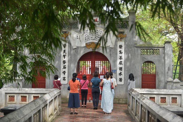 Ảnh: Thí sinh, phụ huynh vái vọng cầu may tại Văn Miếu trước ngày thi lớp 10 - 5