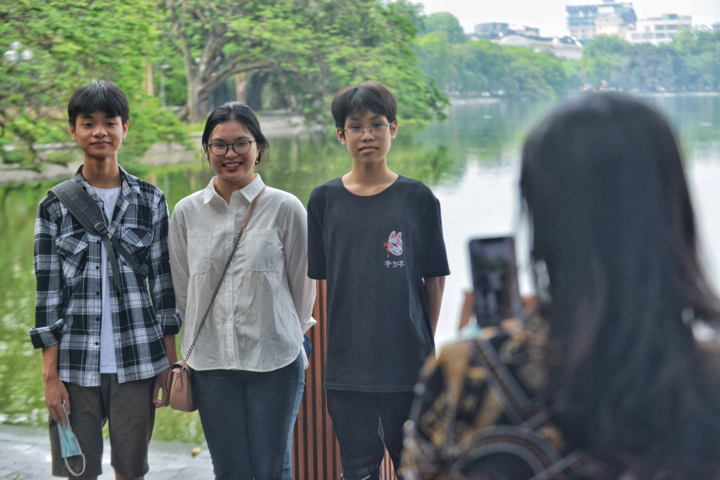 Ảnh: Thí sinh, phụ huynh vái vọng cầu may tại Văn Miếu trước ngày thi lớp 10 - 10