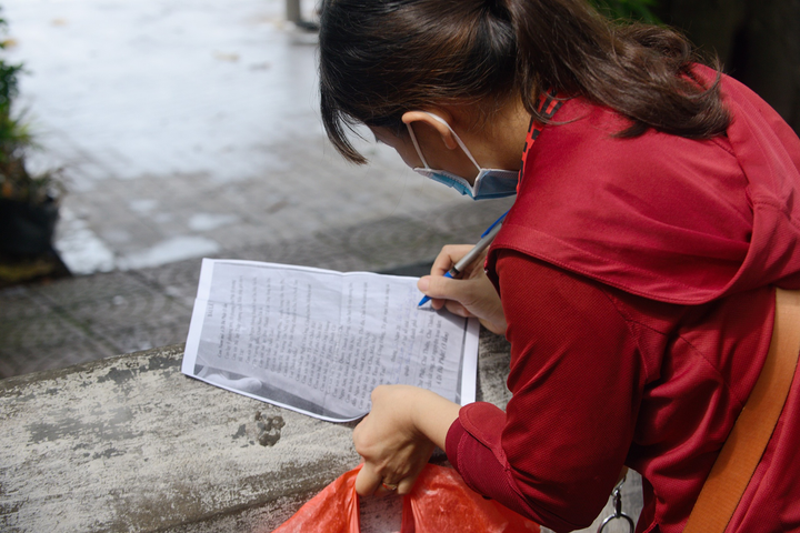 Ảnh: Thí sinh, phụ huynh vái vọng cầu may tại Văn Miếu trước ngày thi lớp 10 - 9