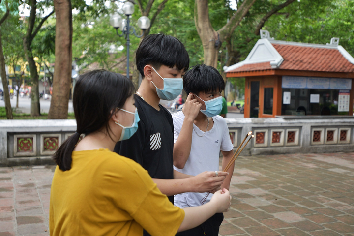 Ảnh: Thí sinh, phụ huynh vái vọng cầu may tại Văn Miếu trước ngày thi lớp 10 - 7