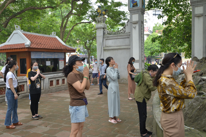 Ảnh: Thí sinh, phụ huynh vái vọng cầu may tại Văn Miếu trước ngày thi lớp 10 - 8