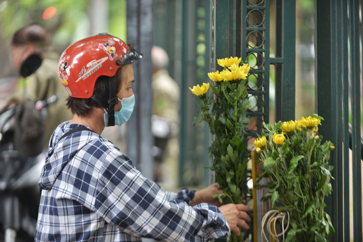 Ảnh: Thí sinh, phụ huynh vái vọng cầu may tại Văn Miếu trước ngày thi lớp 10 - 3