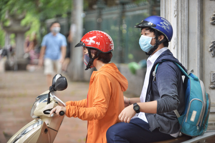 Ảnh: Thí sinh, phụ huynh vái vọng cầu may tại Văn Miếu trước ngày thi lớp 10 - 4