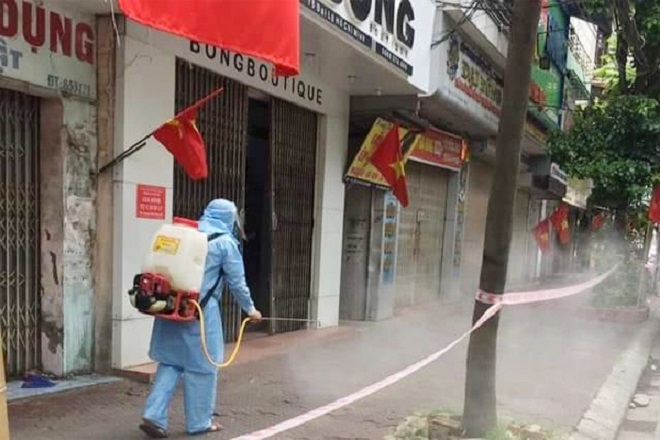 Phạt 6 triệu đồng vợ chồng F0 không đeo khẩu trang, nhổ nước bọt tại bệnh viện - 1