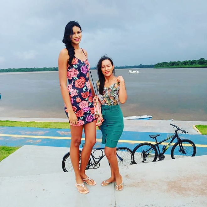 Cô gái cao 2,1m quyết lấy chàng trai chỉ đứng đến eo mình - 2