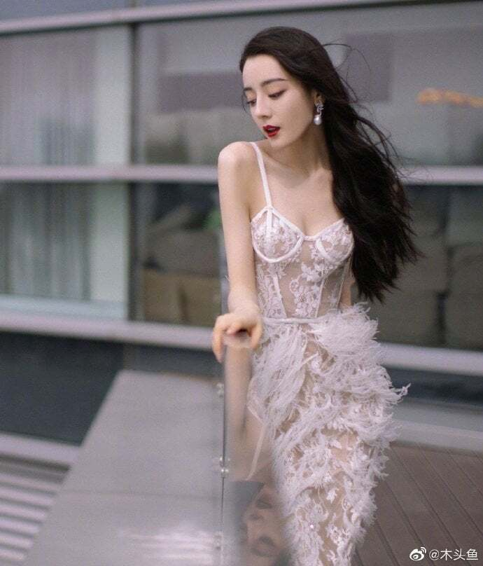 Địch Lệ Nhiệt Ba bị đào lại ảnh cũ, dân mạng phát sốt vì dáng người đỉnh cao - 1