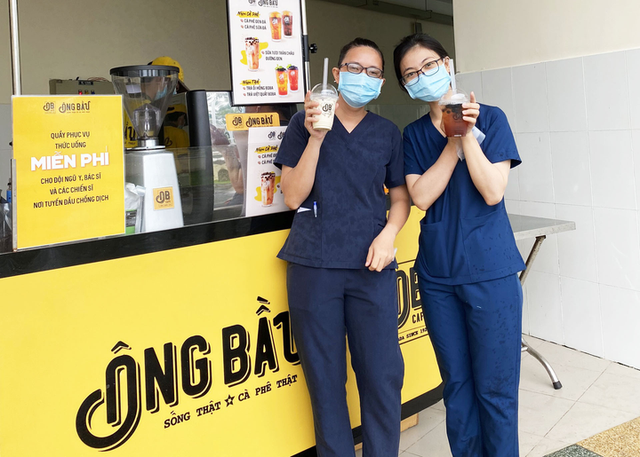 Cà phê Ông Bầu tiếp thêm năng lượng cho y bác sĩ tuyến đầu chống dịch COVID-19 - 1