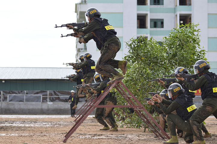 Ảnh: Tân binh Cảnh sát cơ động trình diễn võ thuật, bắn súng, trấn áp tội phạm - 7
